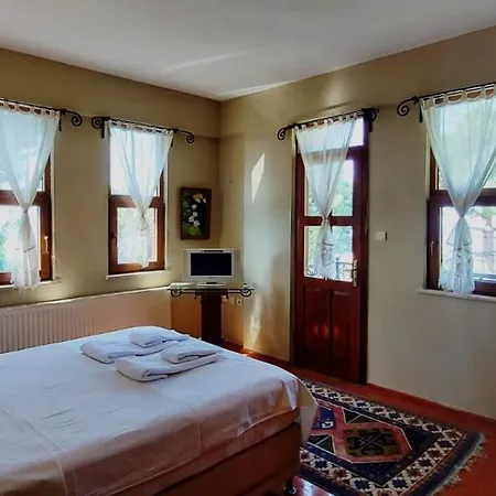 فندق مبيت وإفطار The Stone House ادرميت