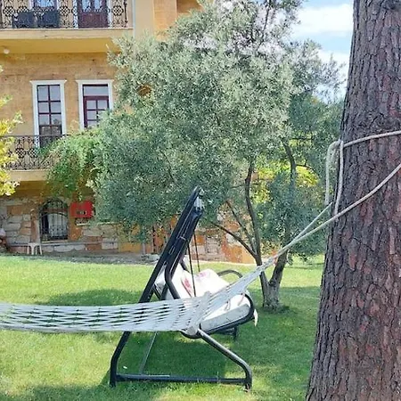 The Stone House Couette-café 3*